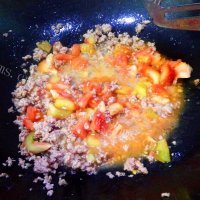 美味的牛排意面做法图解4)