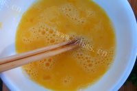 美味早餐鸡蛋饼做法图解3)