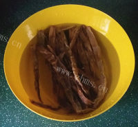 下饭必备的烤笋鸭肉火腿煲做法图解2)