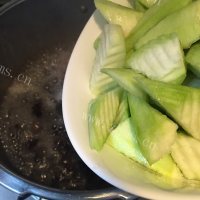 清新爽口的木耳丝瓜汤做法图解5)
