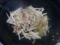 清淡肉丝炒茭白做法图解4)