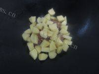 清爽的土豆焖排骨做法图解8)