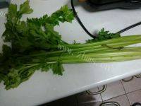 家常菜芹菜炒豆腐皮做法图解1)