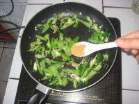 青椒炒豆腐干做法图解6)