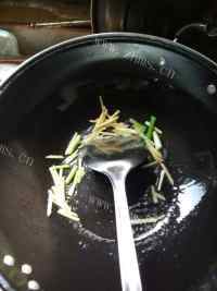 芳香四溢的豆腐鲫鱼汤做法图解9)