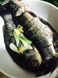 美味的鲫鱼豆腐汤做法图解1)