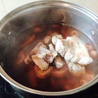 美味的莲藕猪骨汤做法图解8)