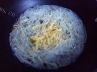 美味的鸡蛋淡菜干烩面做法图解7)