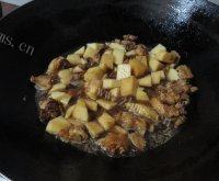 土豆焖鸡做法图解8)