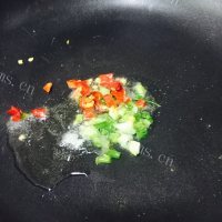 好吃的酸辣西葫芦香肠做法图解4)
