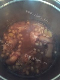 美味的猪蹄花生汤做法图解11)