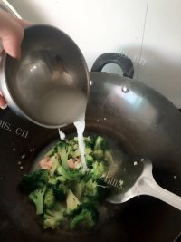 美味的虾仁蒜香西兰花做法图解11)