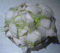 家常菜酸辣白菜帮做法图解2)