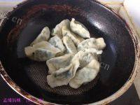 酥嫩煎水饺做法图解3)