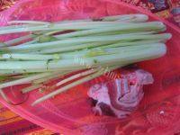 肉炒芹菜做法图解1)