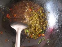 美味的肉末酸豆角粉条做法图解11)