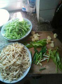 家常菜芹菜炒豆皮做法图解1)
