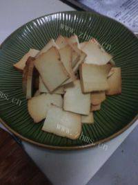 家常菜腊肉炒豆干做法图解1)