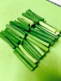 美味营养的蒜薹炒肉做法图解3)