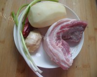 家常菜土豆红烧肉做法图解1)