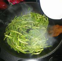 家常菜芦蒿炒香干做法图解5)