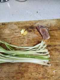 家常菜芹菜炒肉丝做法图解1)