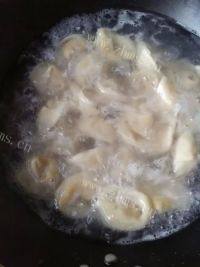 自己做的胡萝卜猪肉水饺做法图解10)
