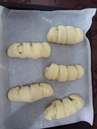 肉松沙拉面包做法图解5)