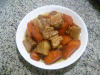 家常菜胡萝卜烧五花肉