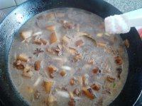 易做的红烧肉炖土豆做法图解9)