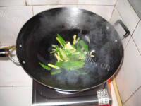 美味蒜香枸杞肉丝面做法图解8)