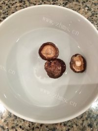 好吃的虾仁西兰花炒蘑菇做法图解2)