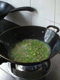 毛豆炒肉丝自制做法图解7)