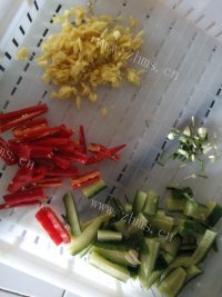 清爽的黄瓜炒风吹肉做法图解3)