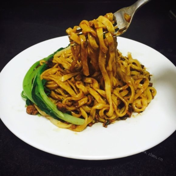 玉盘珍馐的炸酱面
