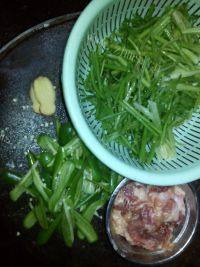 酥脆芹菜炒肉片做法图解2)