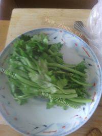很有食欲的芹菜饼做法图解2)
