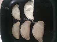 清爽可口的韭菜盒子做法图解8)