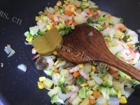 鲜虾杂蔬咖喱饭做法图解7)