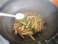 色香味具全的芹菜炒豆干做法图解8)