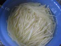 香喷喷的芹菜炒土豆丝做法图解5)