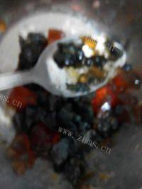 美味的皮蛋瘦肉粥做法图解6)