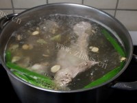 营养汤白萝卜黄芪羊排汤做法图解6)