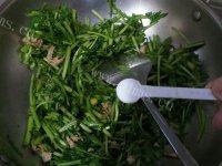 家常菜茼蒿炒肉丝做法图解9)