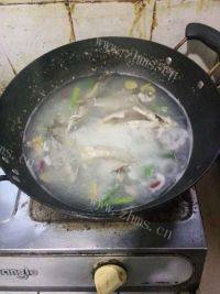 美味鲜鲫鱼汤做法图解4)