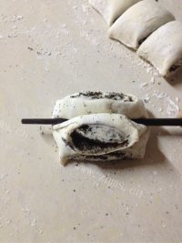 自制黑芝麻花卷做法图解8)