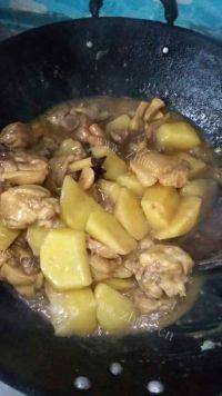 家常菜鸡腿炒土豆