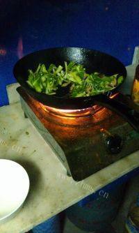 家常青菜炒香菇做法图解5)
