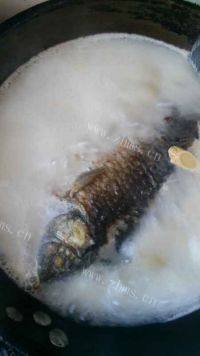 家常菜鲫鱼豆腐汤做法图解4)