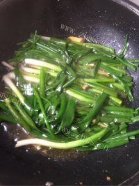 美味的葱皓鲫鱼做法图解6)